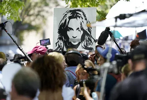 Britney Spearss father to step down as her conservator after 13 years
