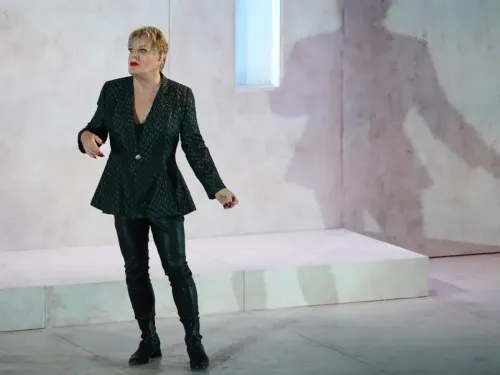 Eddie Izzard plays Hamlet — no joke